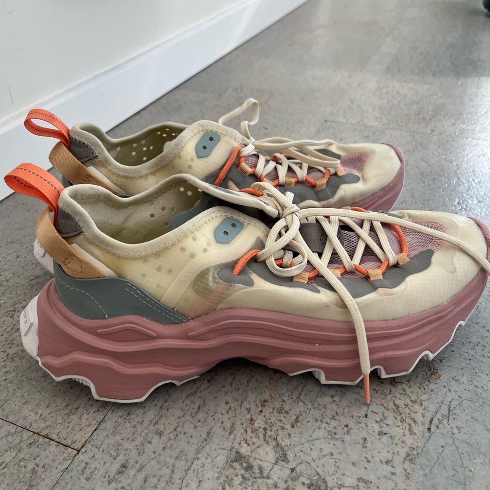 Sorel women's kinetic breakthru tech lace sneakers size 10